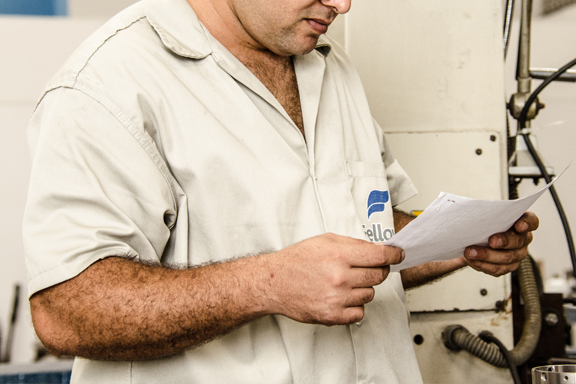 Técnico da Fellows analisando componentes de selo mecânico na oficina de recuperação