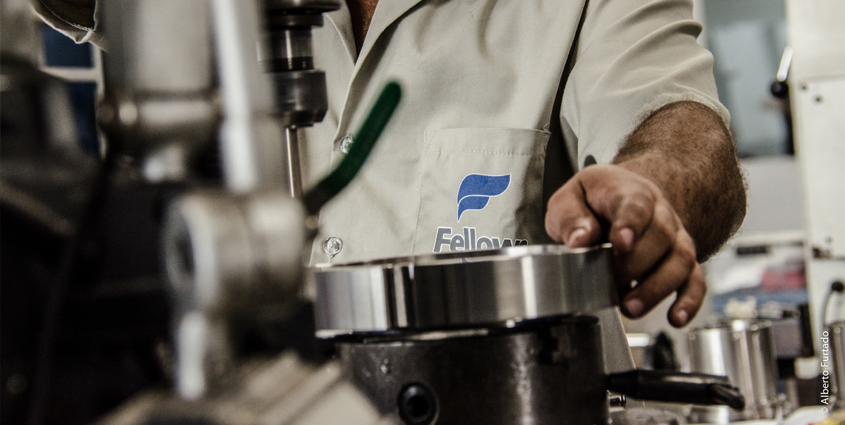 Equipe técnica Fellows trabalhando na oficina de recuperação de selos mecânicos